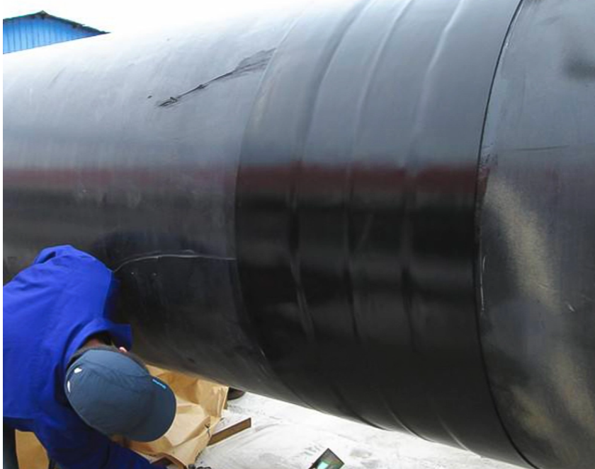 Oleoducto con cinta termocontra&iacute;ble resistente a la corrosi&oacute;n